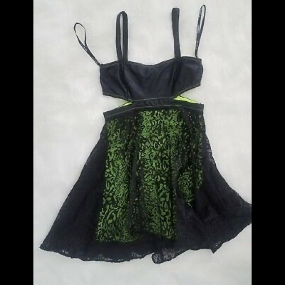 bebe Addiction cut out flutter dress - Picture 2 of 4